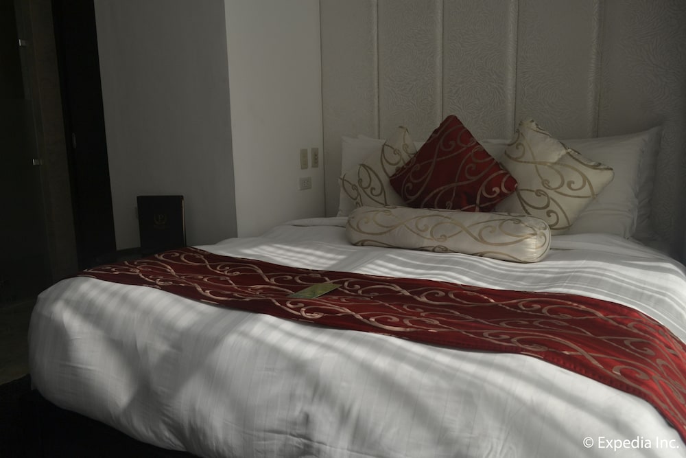 Suite, 1 Bedroom - Photo 2