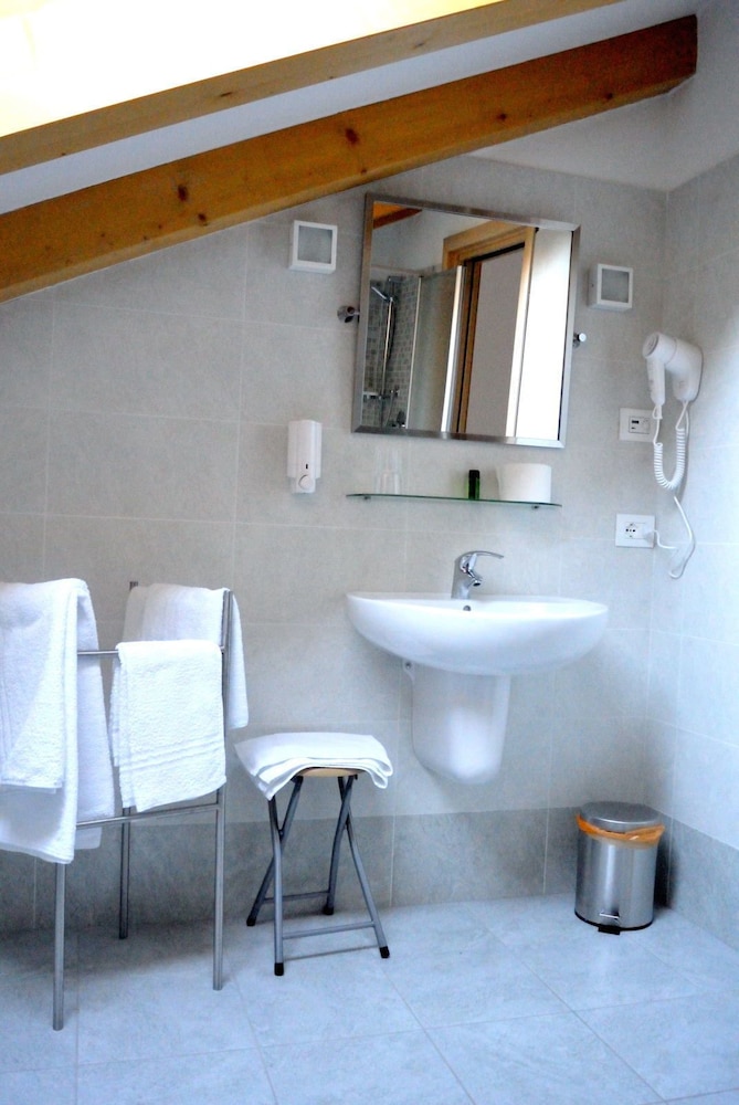 Basic Double Room, 1 Queen Bed photo 2