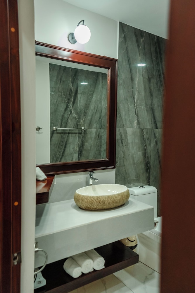 Luxury Room, 1 King Bed, Valley View photo 3