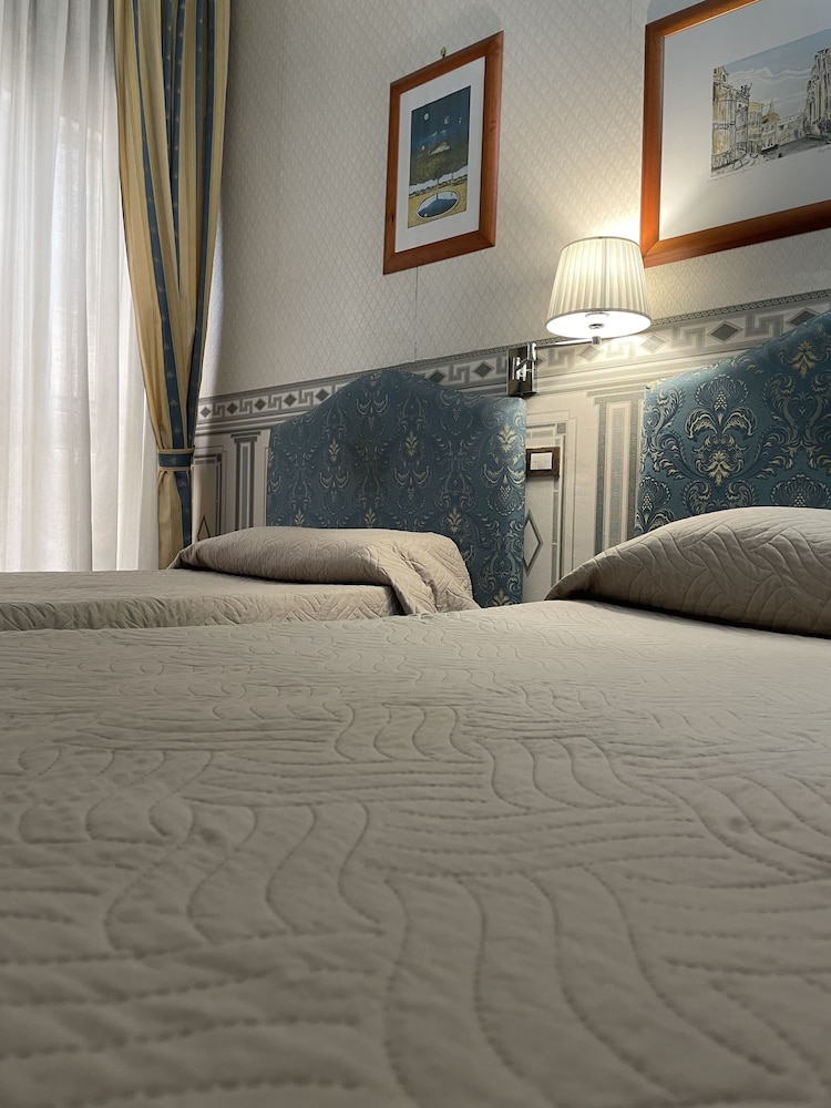 Comfort Twin Room, 2 Twin Beds, Ensuite, City View photo 2