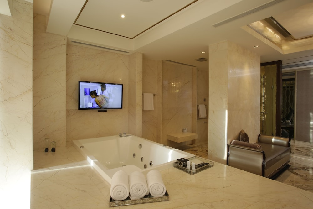 Suite, 1 King Bed thumbnail 6