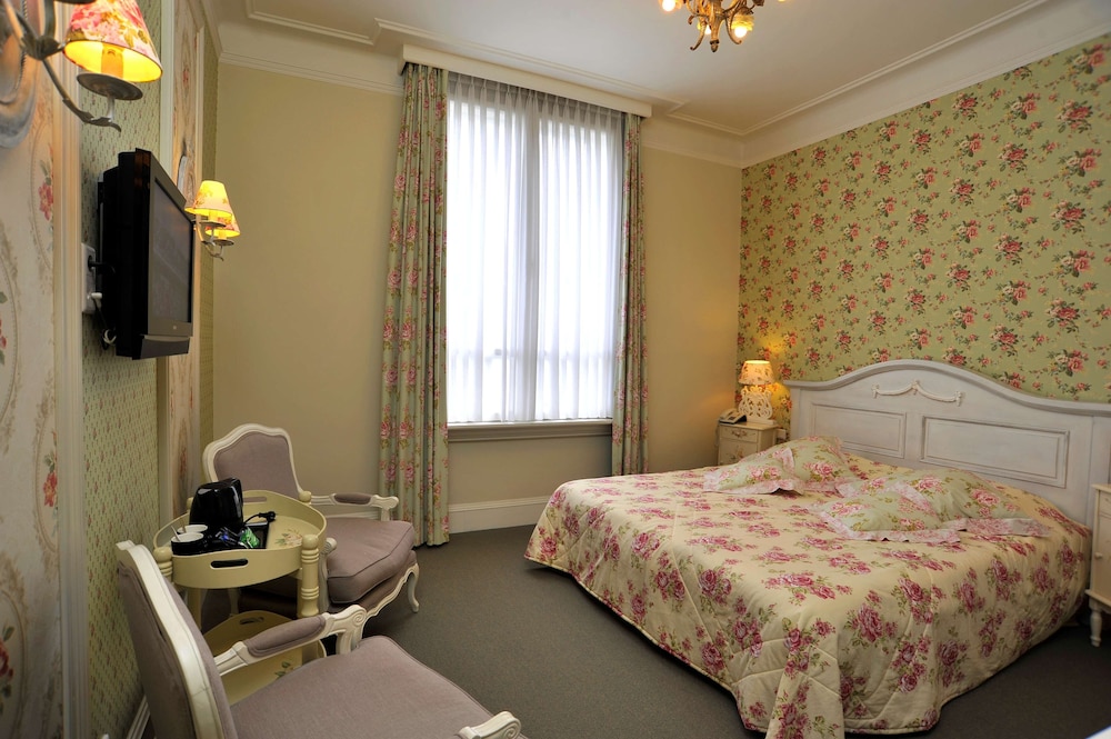 Superior Room, 2 Twin Beds, Bathtub - Photo 13