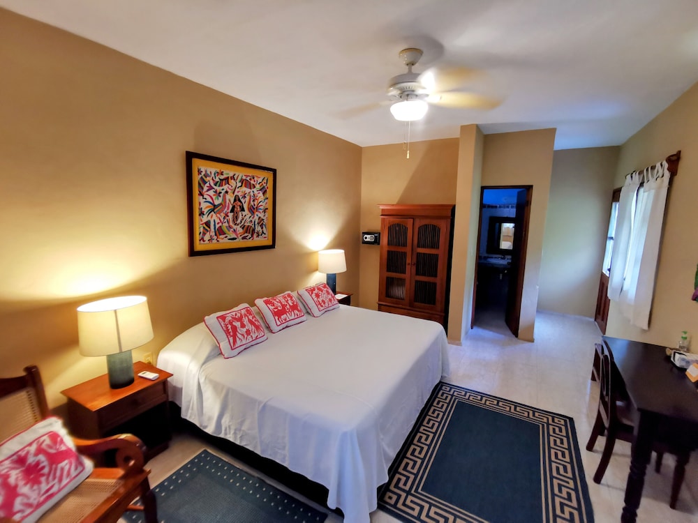 Standard Room, 1 King Bed photo 3
