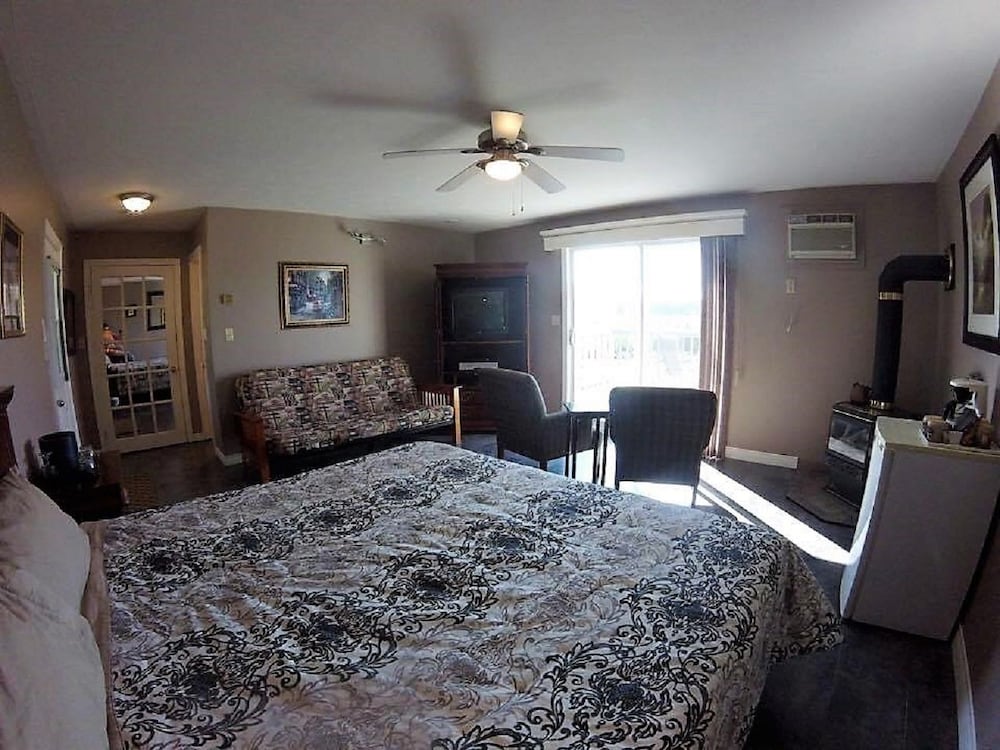 Deluxe Room, 1 King Bed, Jetted Tub, Lake View photo 1