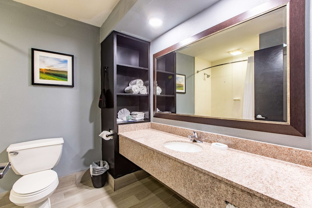 Executive Room, 2 Queen Beds, Non Smoking, Refrigerator & Microwave (Living Room) - Photo 5