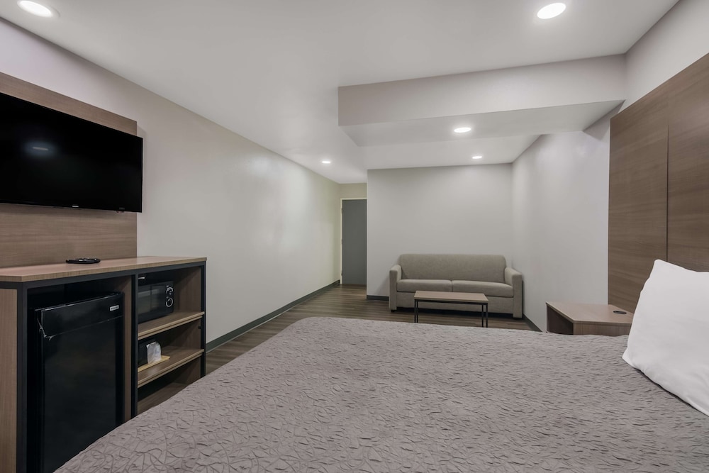 Suite, 1 Queen Bed, Non Smoking - Photo 4