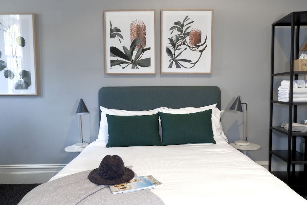 Deluxe Double, Shared Bathroom