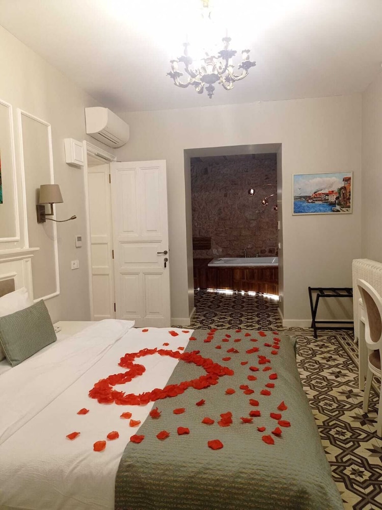 Deluxe Room, Jetted Tub - Photo 4