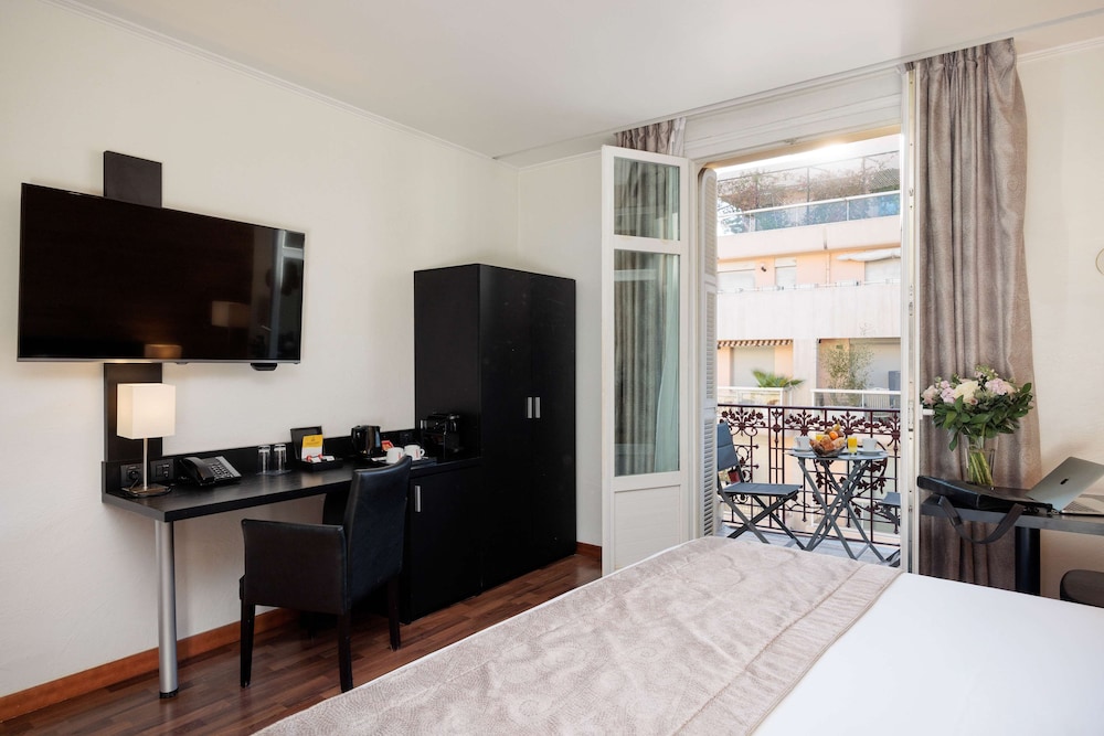 Deluxe Room, 1 King Bed, Non Smoking, Balcony (Twin bed on request) - Photo 2