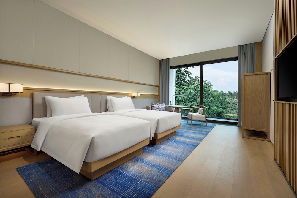 Room, Multiple Beds, Balcony, Lake View photo 1