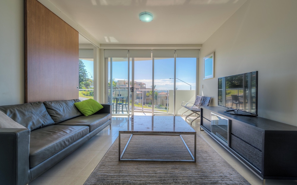 2 Bedroom Apartment Oceanfront photo 3