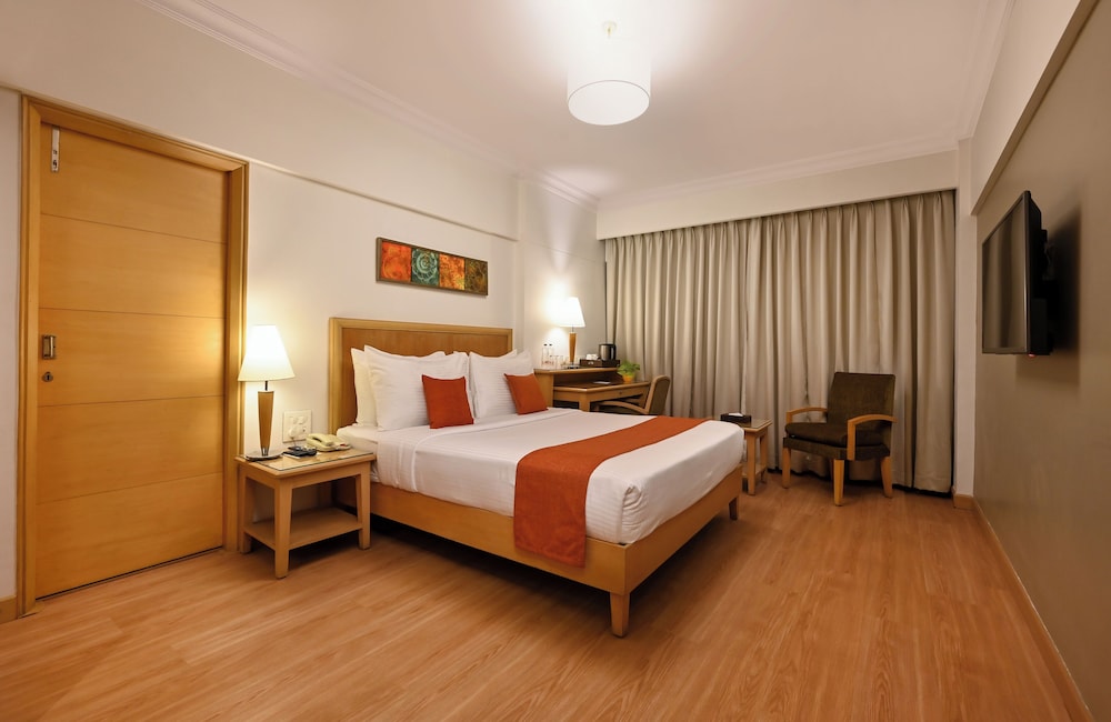Deluxe Room + Buffet Breakfast + 20% on Food and Soft beverages + Wi-Fi - Photo 1