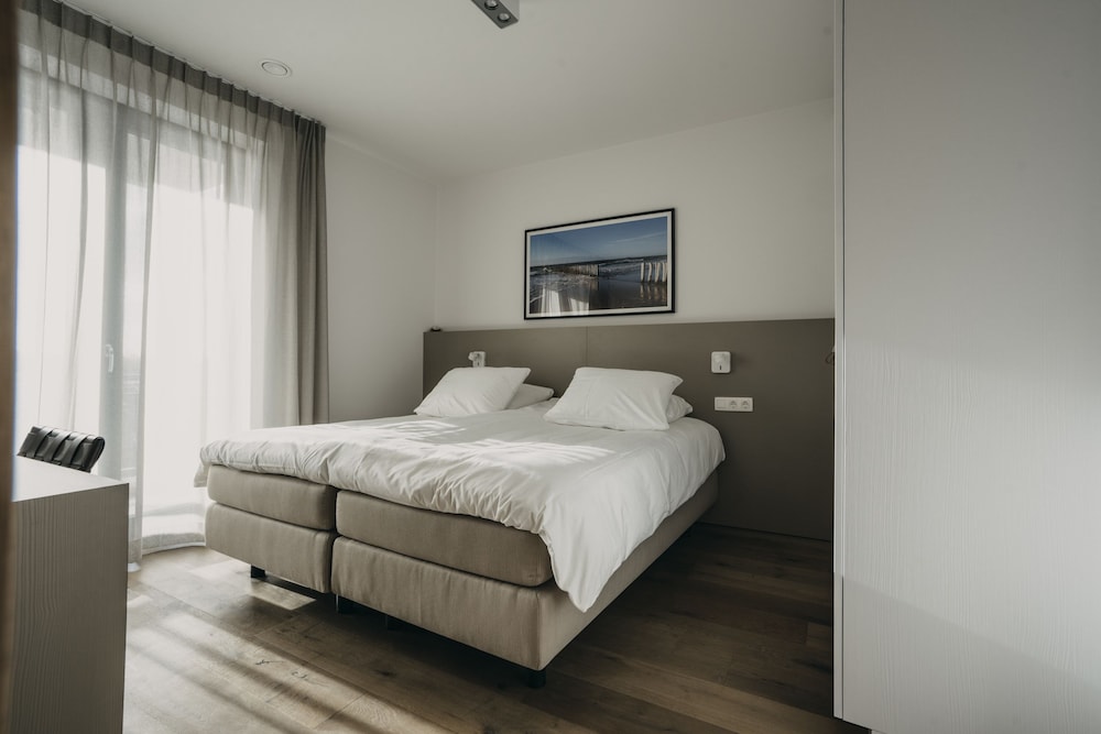 Family Apartment, 2 Bedrooms, 2 Bathrooms, Sea View (The Shore) photo 3