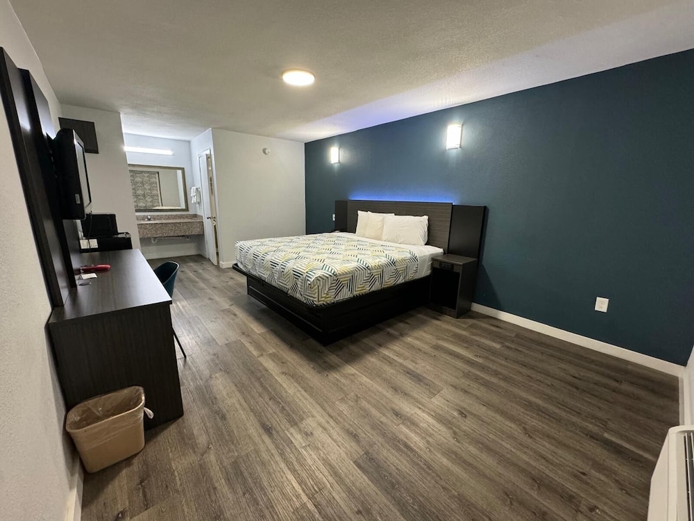 Deluxe Room, 1 King Bed, Smoking, Refrigerator & Microwave - Photo 1