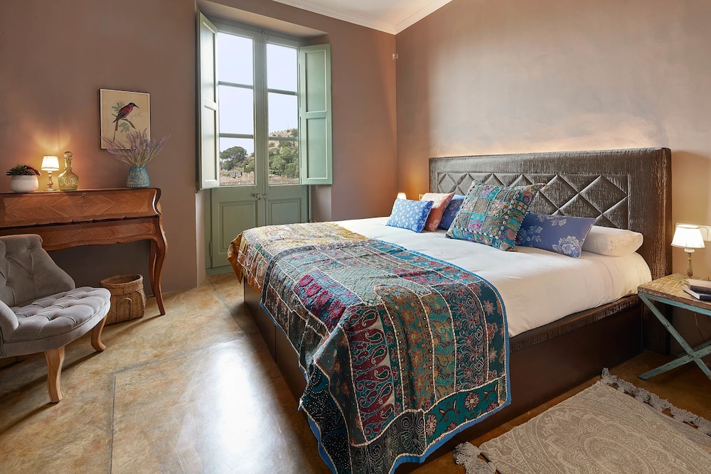 Deluxe Double Room, 1 King Bed, Private Bathroom, Mountain View photo 2