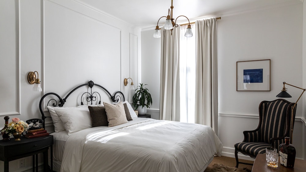 Deluxe Room, 1 Queen Bed (Holbrooke Queen)