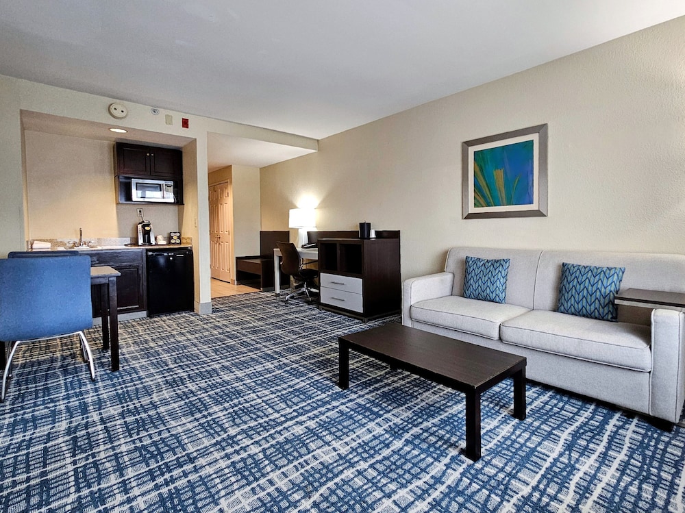 Suite, 1 King Bed with Sofa bed (Additional Living Area) - Photo 7