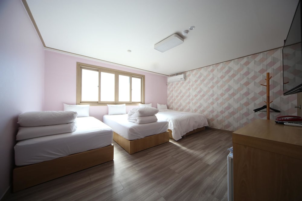 Family Studio, 2 Queen Beds