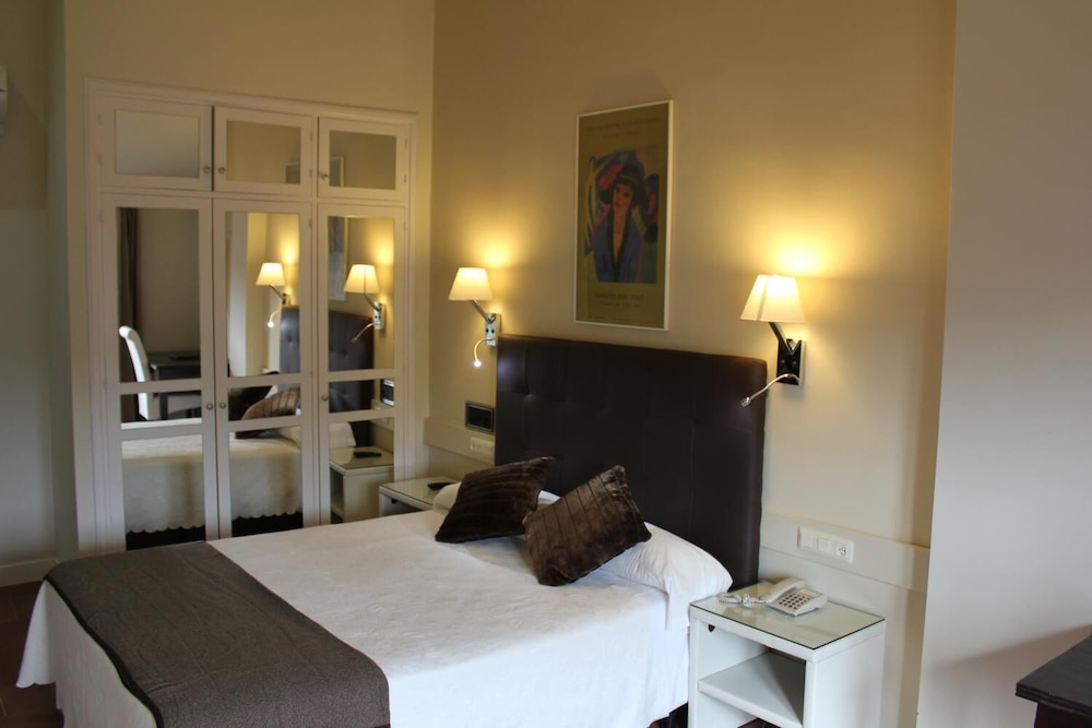 Double or Twin Room, Mountain View - Photo 9