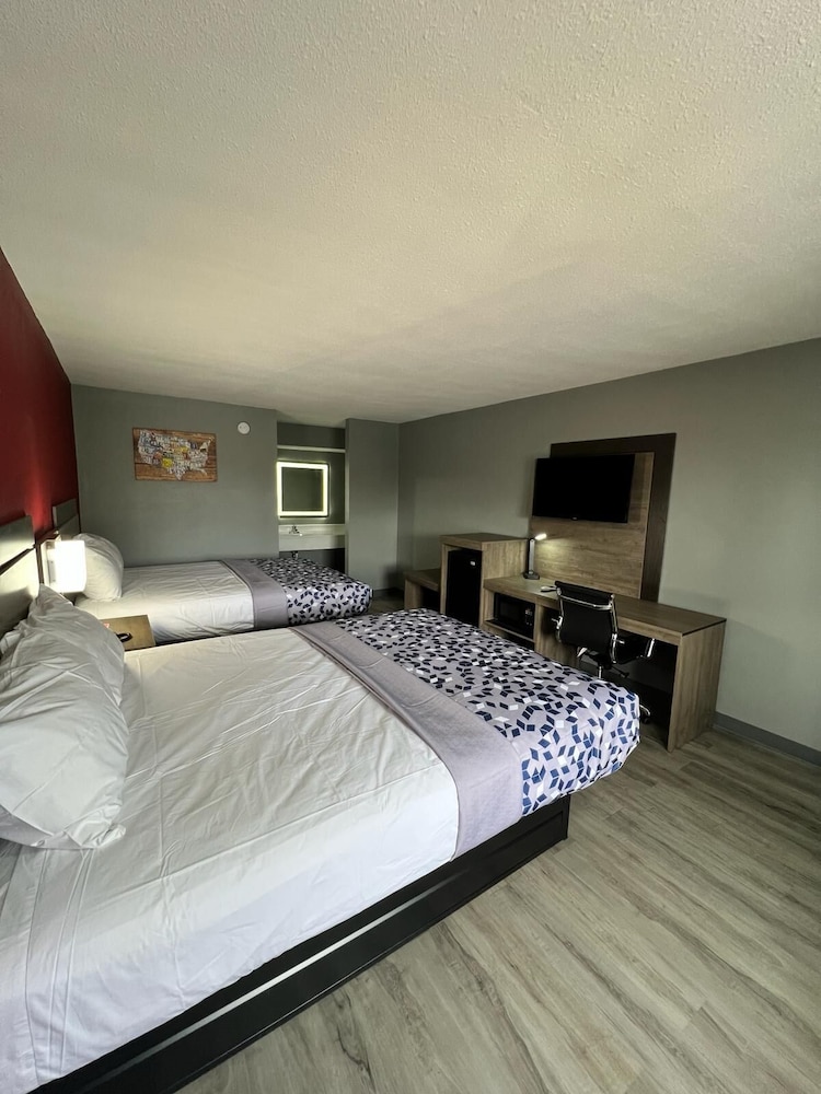 Standard Room, 2 Queen Beds, Non Smoking - Photo 3