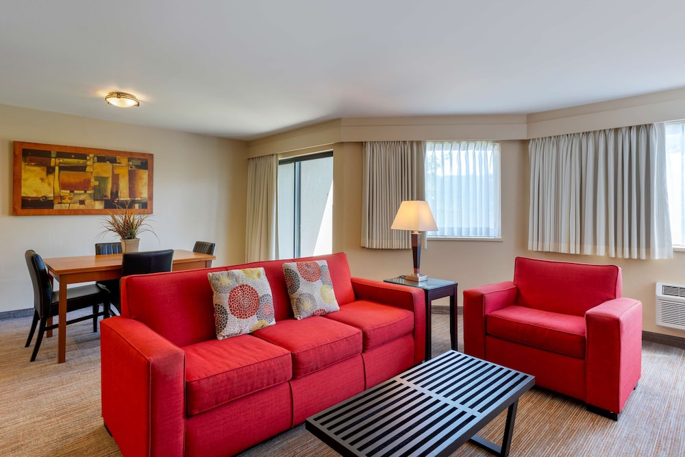 Suite, 1 Queen Bed, Patio, River View (Sitting Area, No Pets)