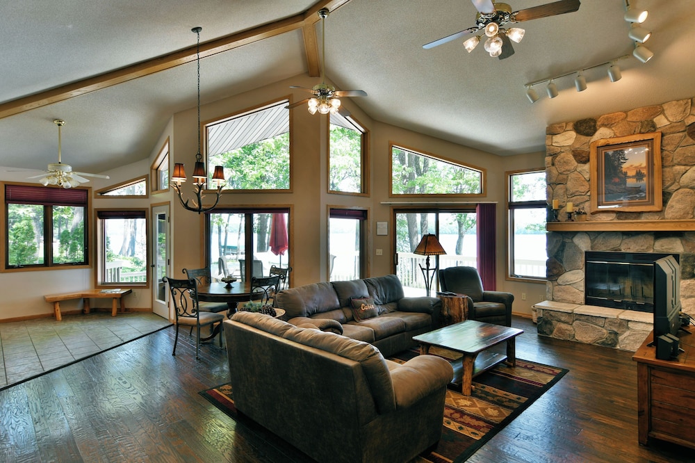 House, Multiple Beds, Jetted Tub (Cheif Lake Lodge) photo 2