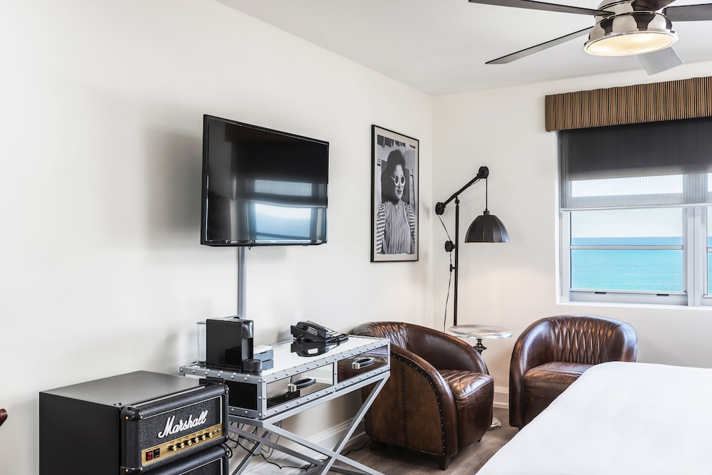 Deluxe Room, 1 King Bed, Ocean View - Photo 5