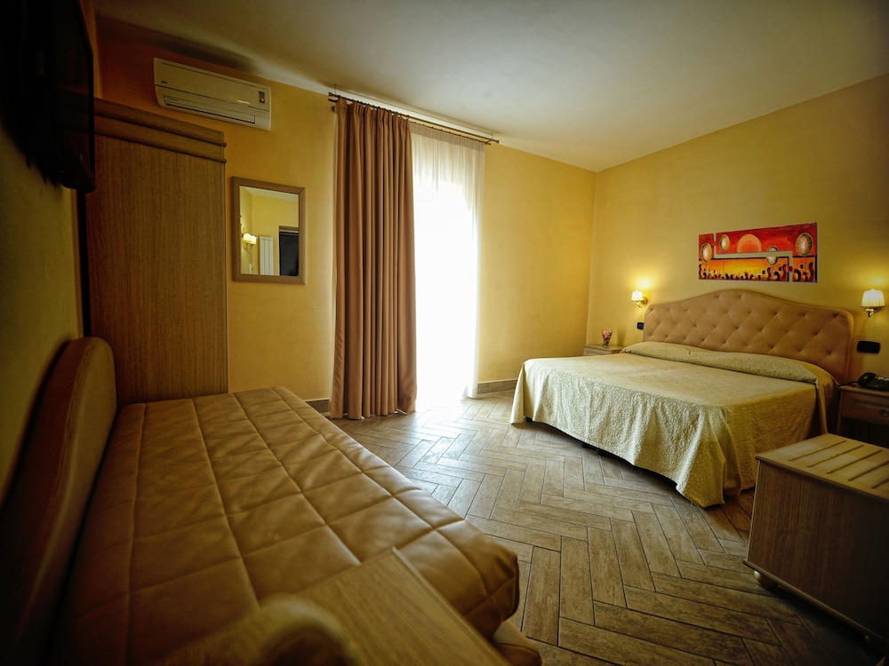 Grand Triple Room photo 3