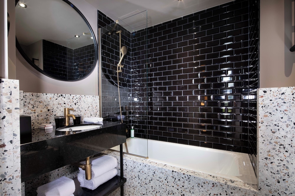 Deluxe room with Eiffel Tower view photo 3