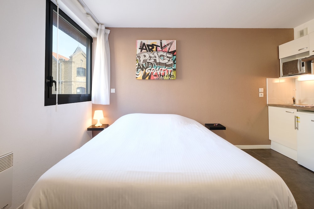 Economy Studio, 1 Queen Bed, Pool View