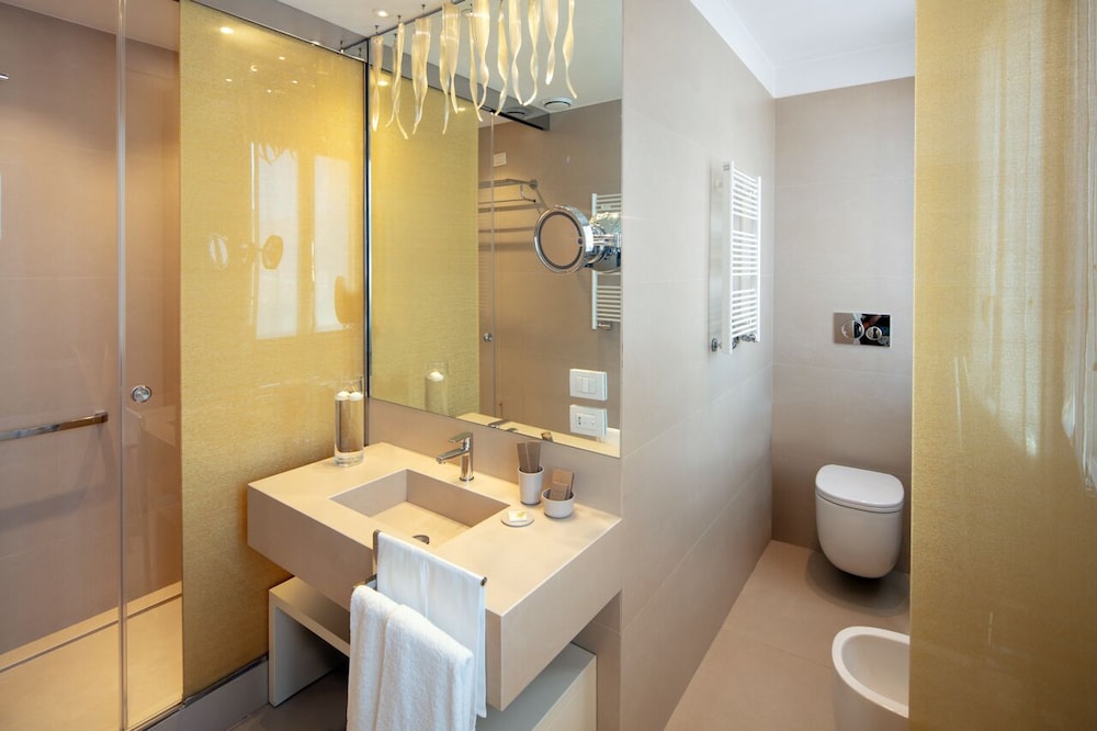Premium Room, 1 Queen Bed, Terrace, City View thumbnail 5