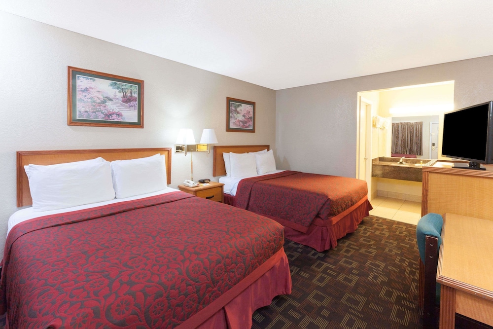 Standard Room, 1 Queen Bed, Smoking - Photo 1