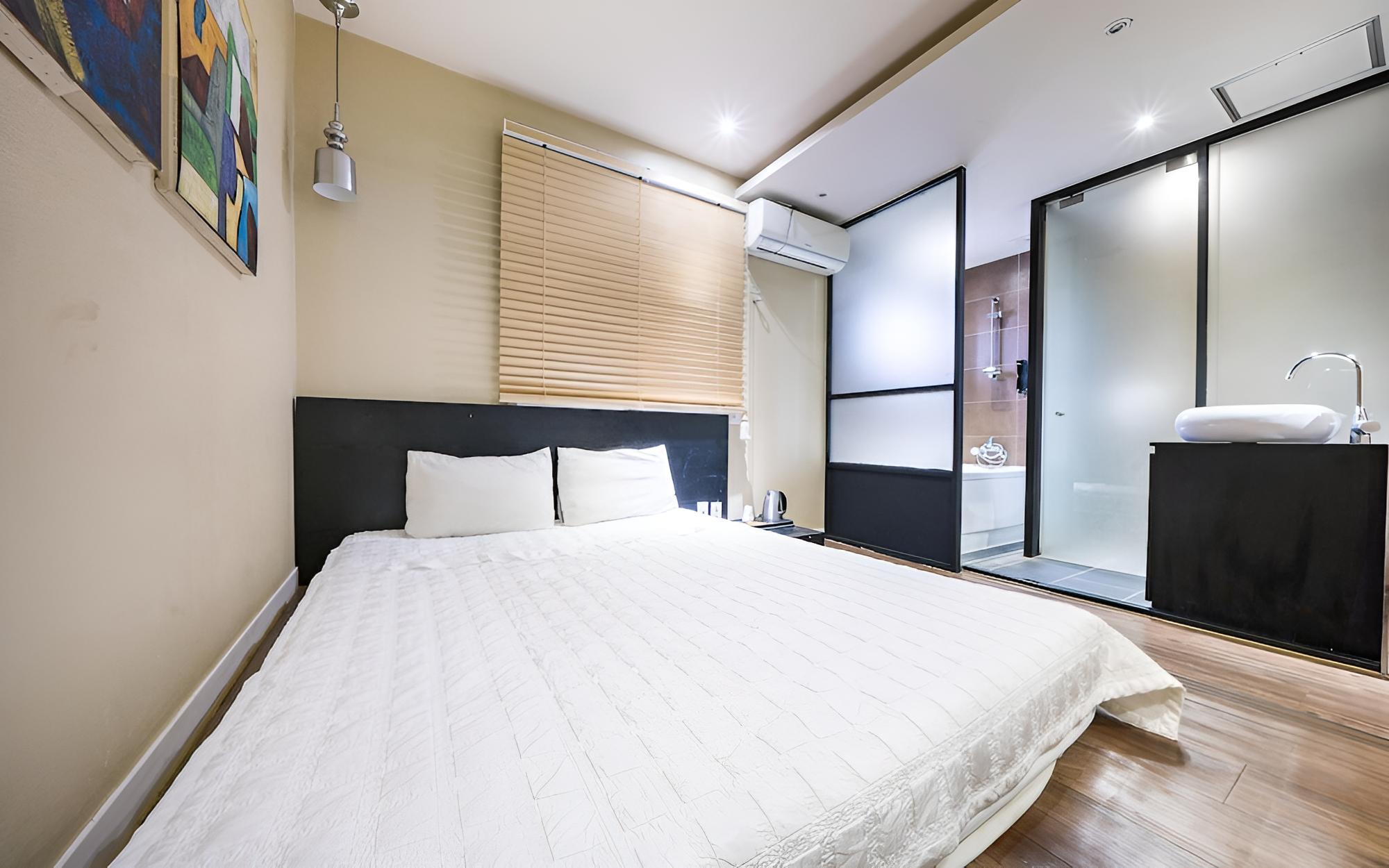 Room (Standard (breakfast provided (toast/c) - Photo 16