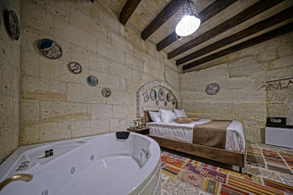 Deluxe Quadruple Room, Bathtub (Cave)