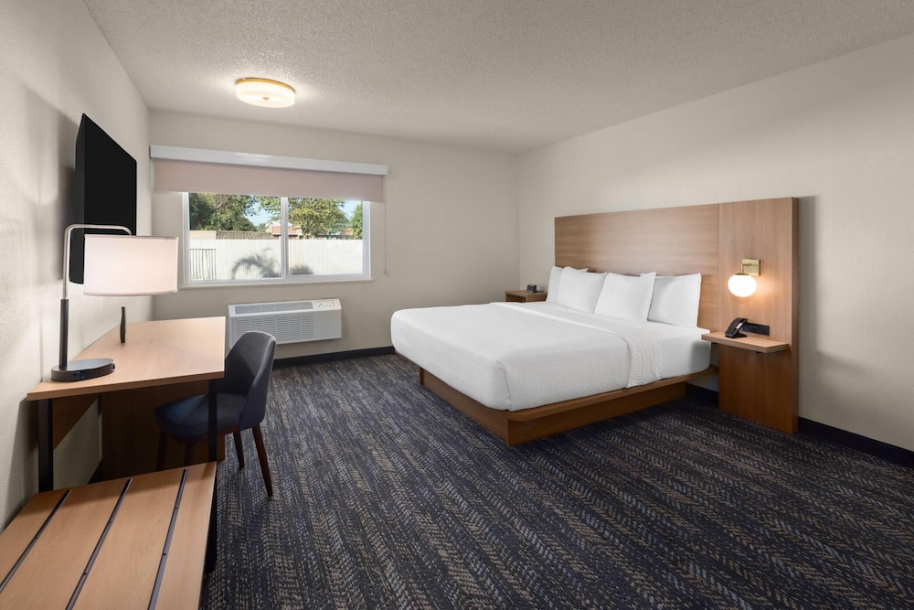 Room, 1 King Bed, Mobility Accessible, Non Smoking (Roll-in Shower) - Photo 3