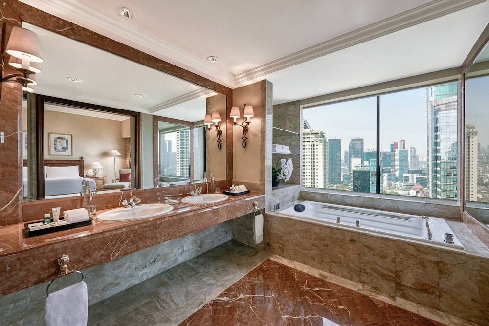 Executive Suite, 1 King Bed - Photo 3