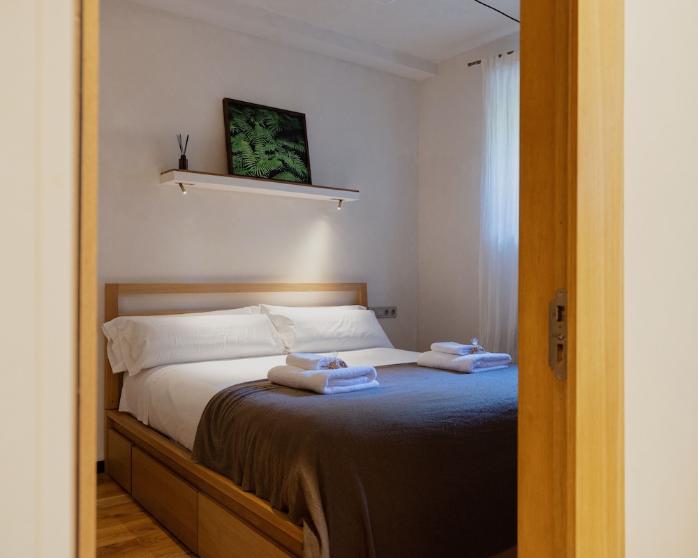 Double Room Interior, 1 King Bed