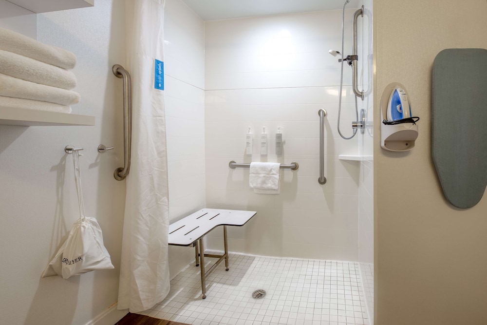 Room, 1 King Bed, Accessible, Non Smoking - Photo 9