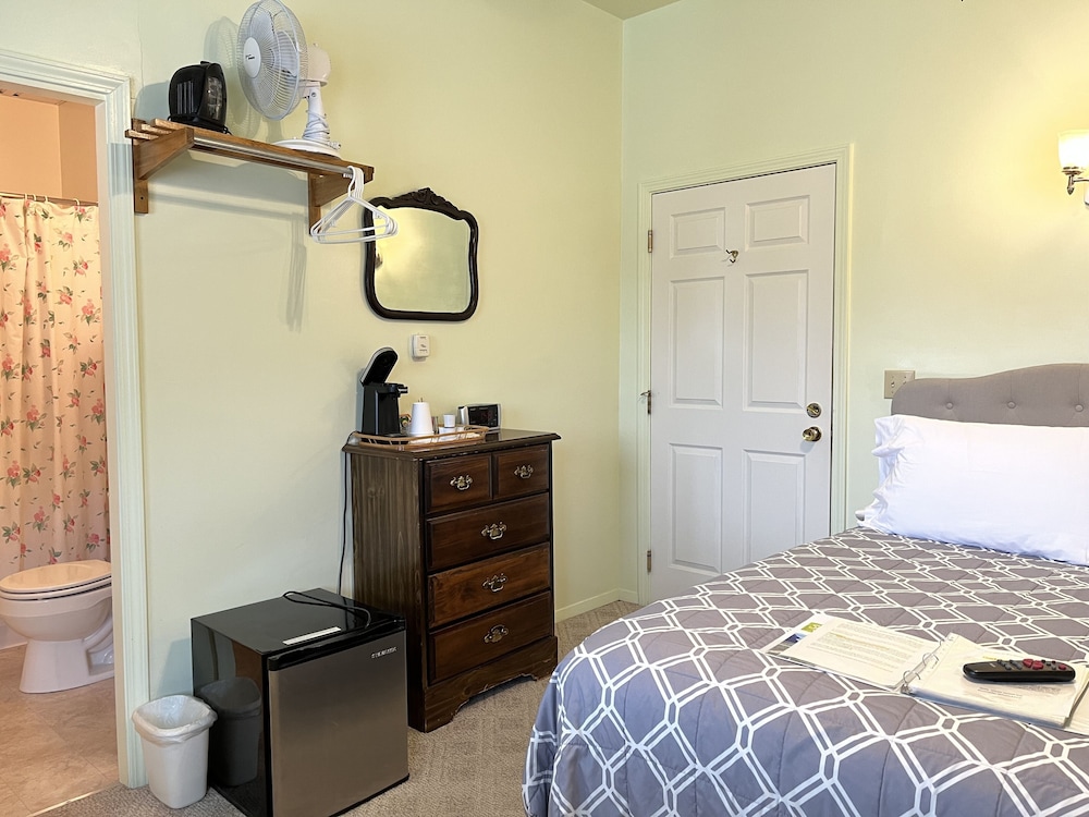 Standard Room, 1 Queen Bed, Non Smoking, Private Bathroom (1 Queen Bed, Upstairs 201,203,204,208) photo 3