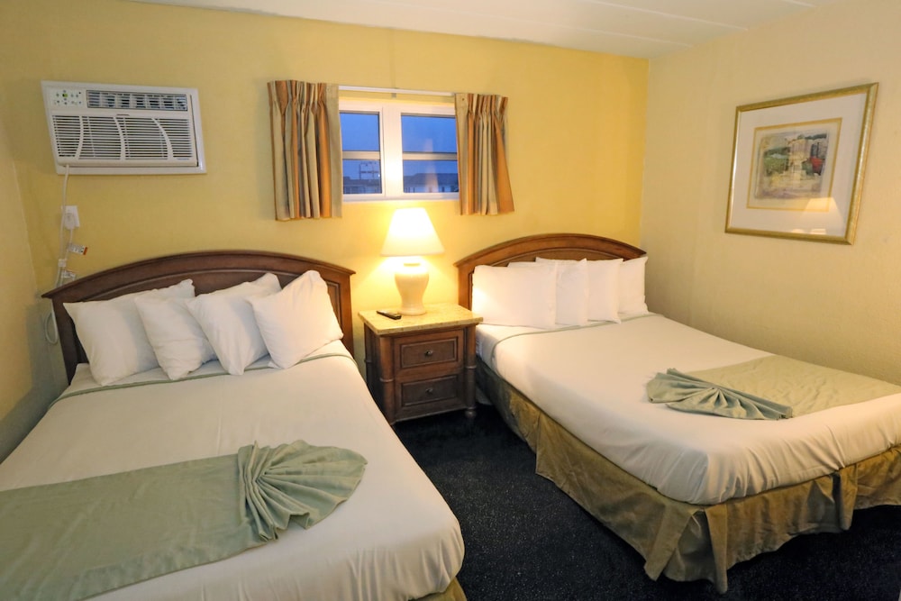 Deluxe Suite, 1 Bedroom, Refrigerator & Microwave, Pool View photo 2