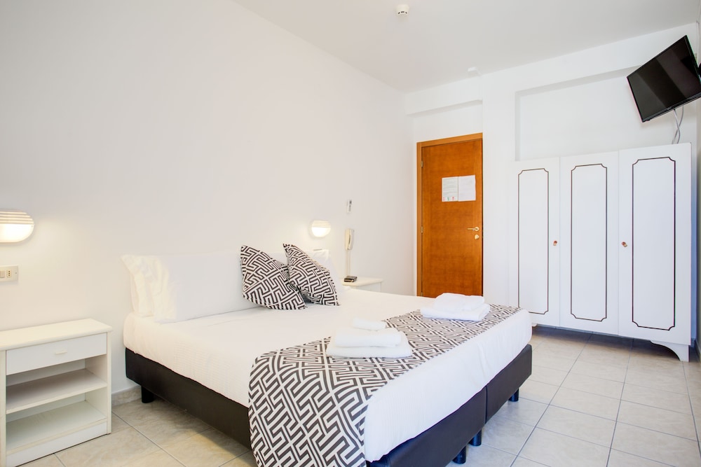 Double or Twin Room - Photo 7
