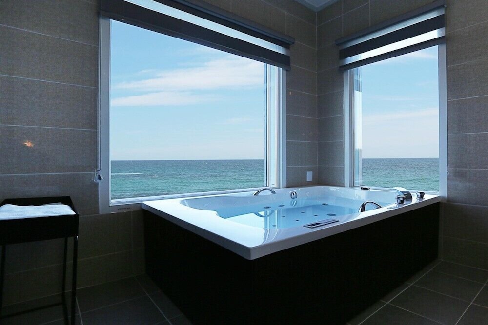 Room (301) - Photo 7