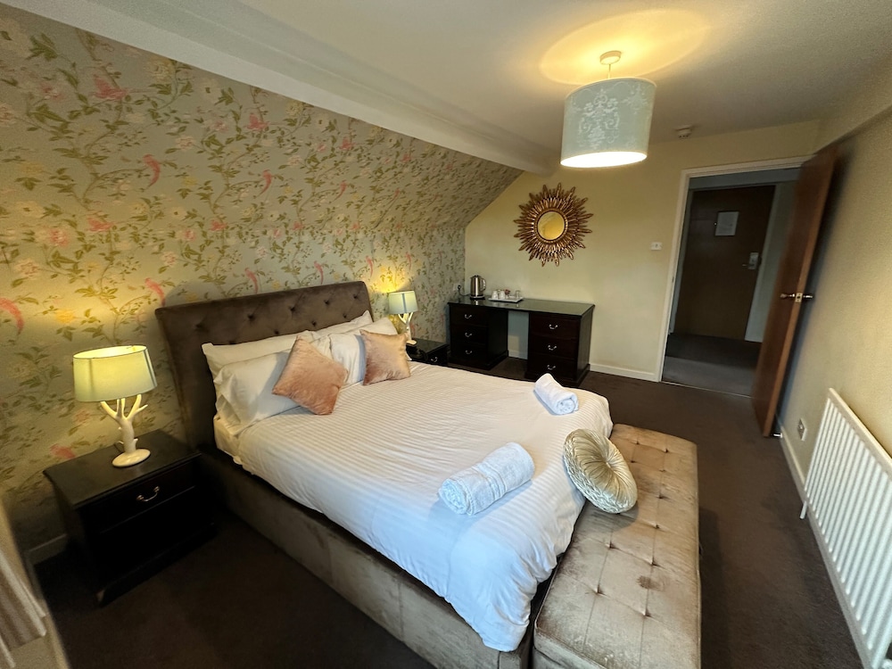 Standard Suite, Multiple Beds, Bathtub