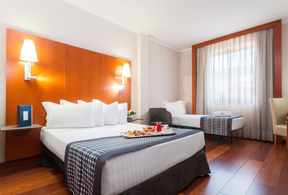 Standard Triple Room (Parking Exterior Incluido)