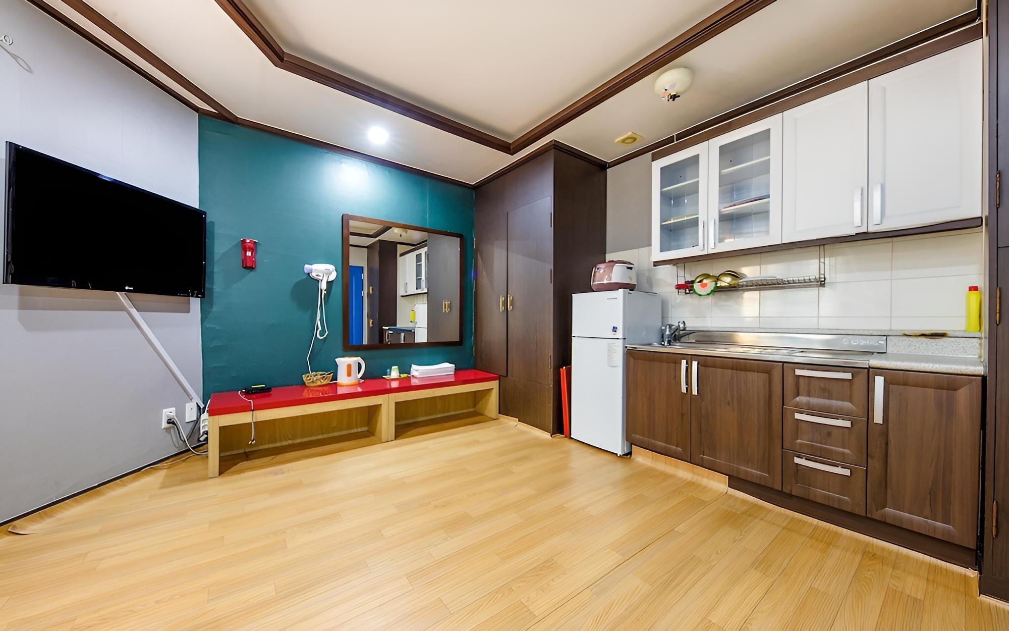 Room (Pension-type two-room (sea view cance)
