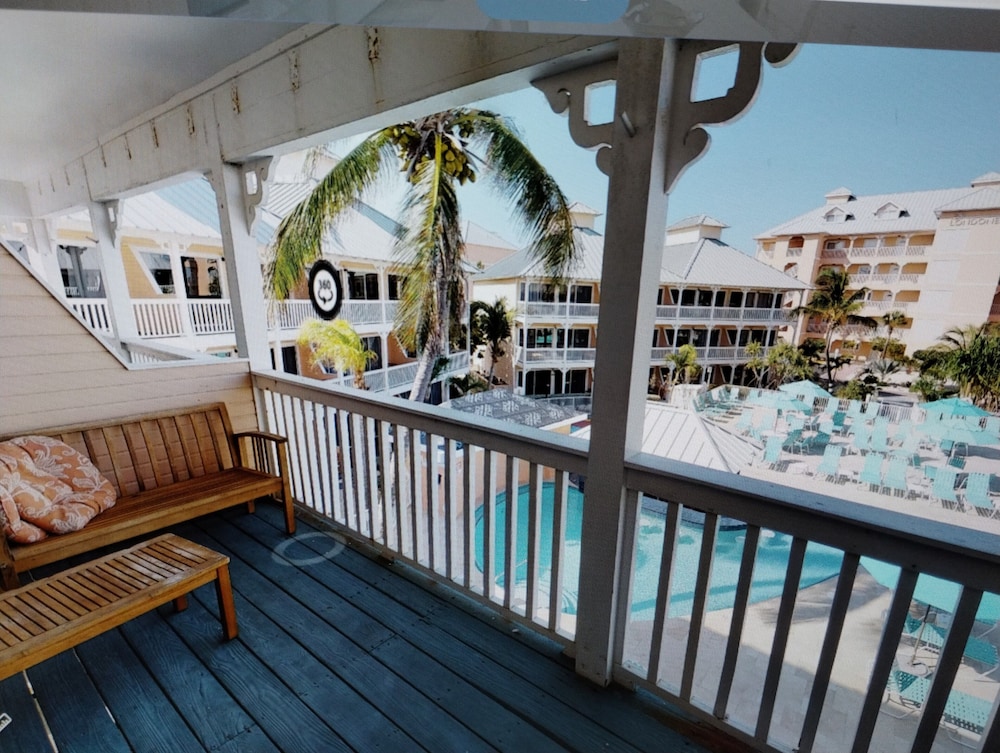 Suite, 1 Bedroom, Kitchen, Poolside photo 3