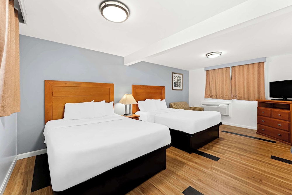 Room, Non Smoking (1 King Bed and 1 Queen Bed) - Photo 1