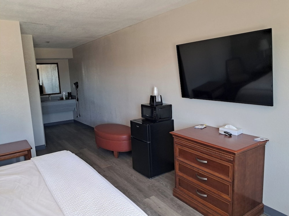Room, 1 King Bed, Mobility Accessible, Non Smoking (Roll-In Shower) photo 2