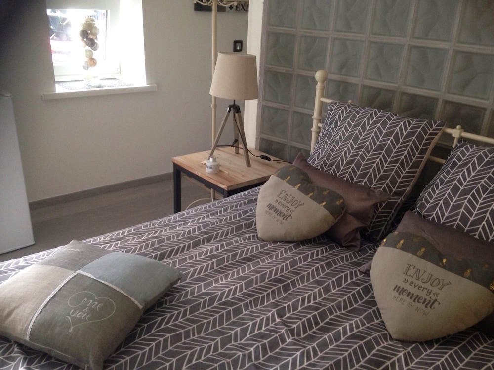 Romantic Double Room, Ensuite, Pool View photo 3