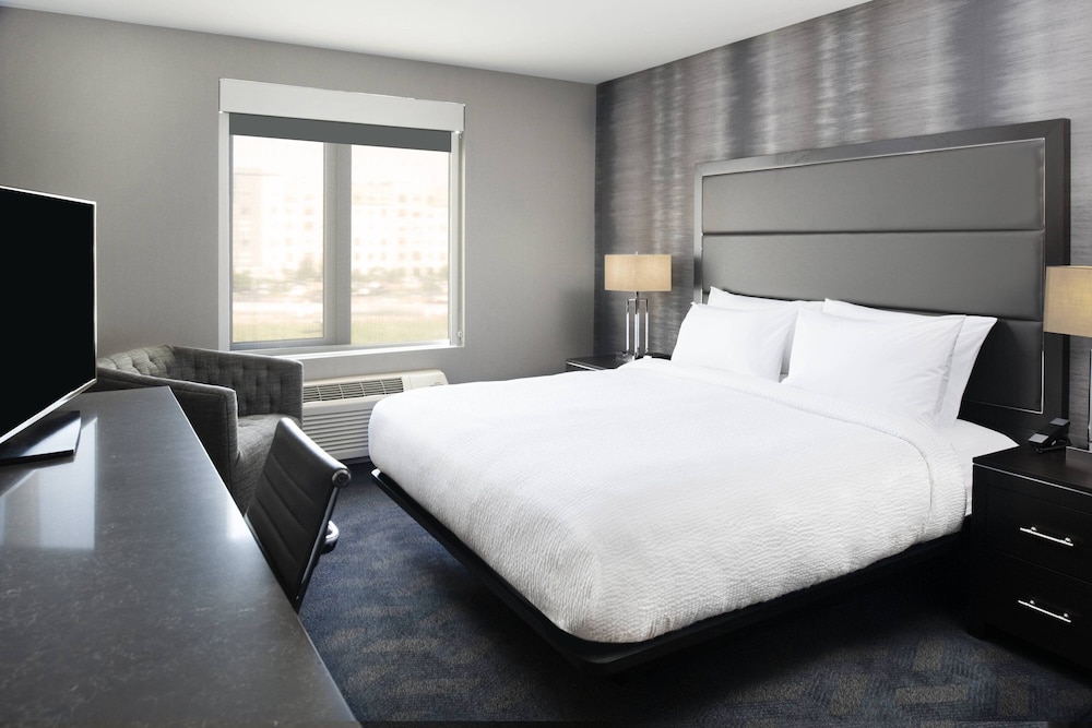 Room, 1 King Bed (Hearing Accessible) photo 1